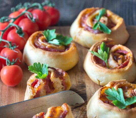 Слойки с ветчиной и сыром из слоеного дрожжевого теста