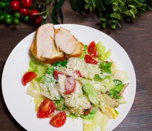 Салат с ананасами и копченой грудкой