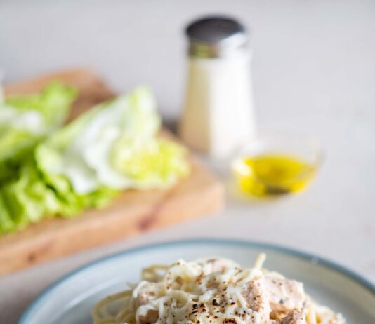 Спагетти с красной рыбой в сливочном соусе с чесноком