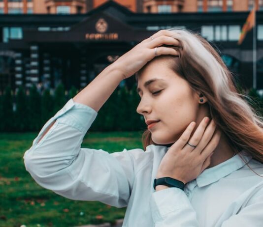 Почему горят уши вечером в субботу