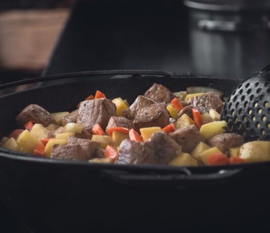 Гуляш из говядины с подливкой на сковороде