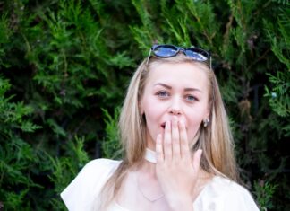 К чему чешется нос у девушки в пятницу днем