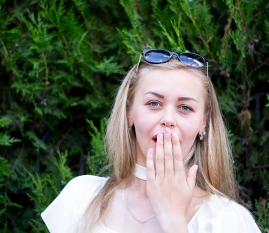 К чему чешется нос у девушки в пятницу днем