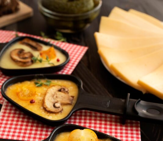 Жульен с грибами и сметаной на сковороде