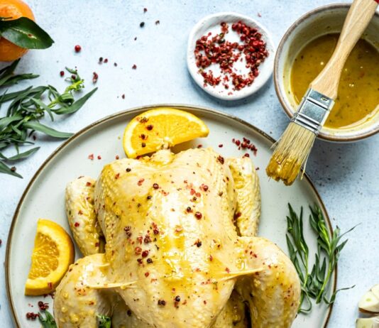 Курица в сметанном соусе: рецепт запеченной в духовке