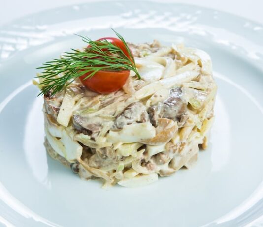 Салат «Полянка» с шампиньонами и курицей: рецепт