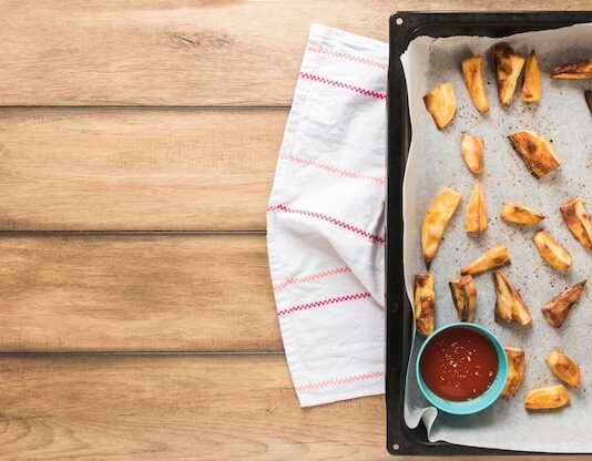 Слоеное тесто с сосисками в духовке: рецепты