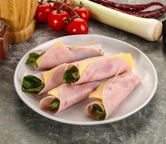 Рулетики с ветчиной, сыром и чесноком: рецепт