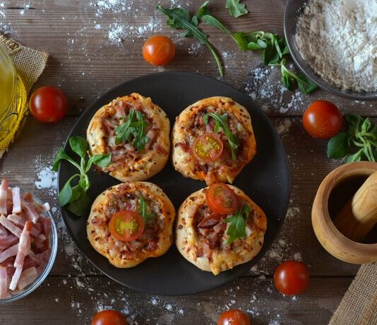 Маленькая круглая пицца в домашних условиях