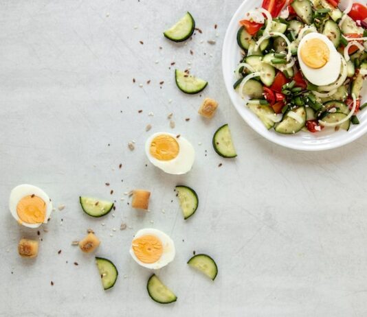 Салат из консервированного горошка, яйца и огурца