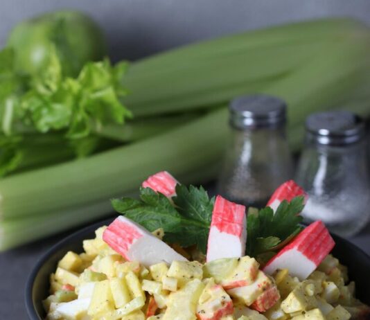 Салат с крабовыми палочками, кукурузой и сыром