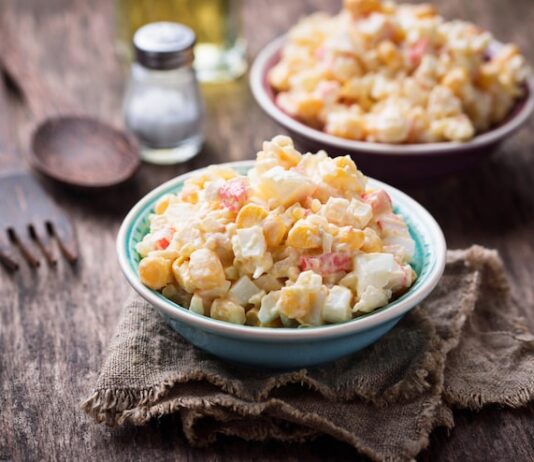 Салат с крабовыми палочками, пекинской капустой и кукурузой