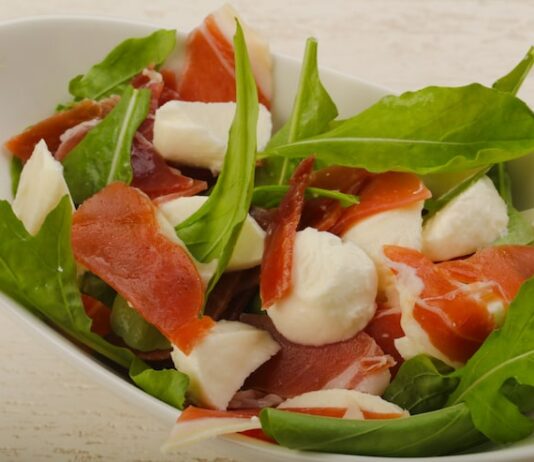 Помидоры, крабовые палочки и сыр: простой и вкусный салат