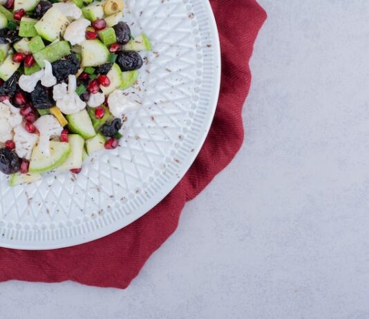 Салат с курицей, грецкими орехами и черносливом