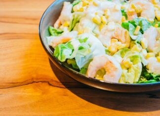 Салат с сыром и крабовыми палочками