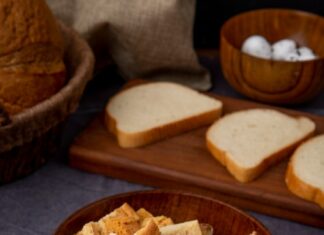 Сухарики из хлеба с чесноком в духовке