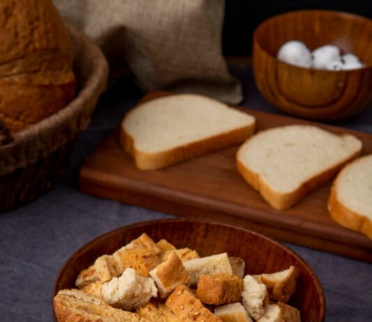 Сухарики из хлеба с чесноком в духовке