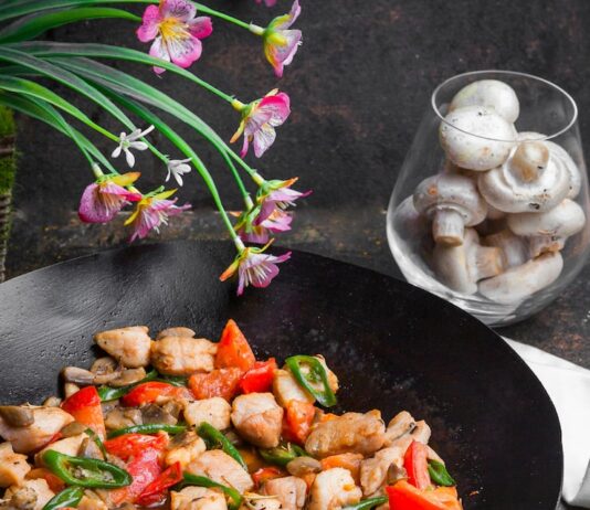 Приготовление куриных желудков с луком на сковороде