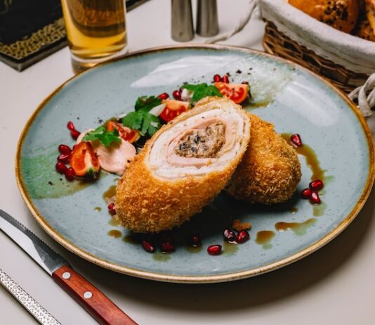 Сочные свиные котлеты на сковороде: рецепт