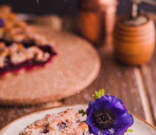 Песочный пирог с вареньем в духовке