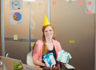 Поздравьте бесплатно в Одноклассниках открыткой на день рождения