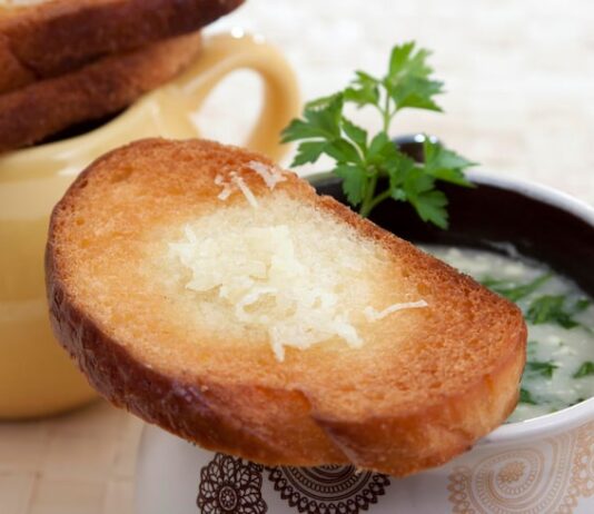 Гренки с чесноком в духовке: рецепт из белого хлеба