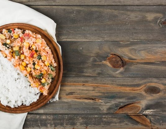 Куриный плов с рисом в кастрюле на плите