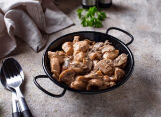 Куриные сердечки с луком и сметаной на сковороде