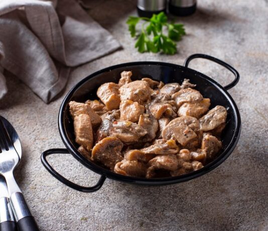 Куриные сердечки с луком и сметаной на сковороде