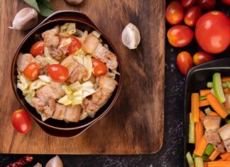 Куриные желудки с луком и морковью на сковороде