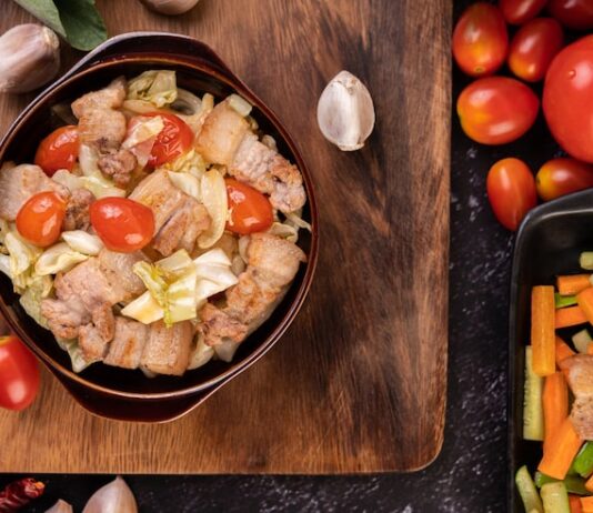 Куриные желудки с луком и морковью на сковороде