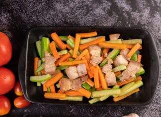 Тушеная квашеная капуста с сосисками