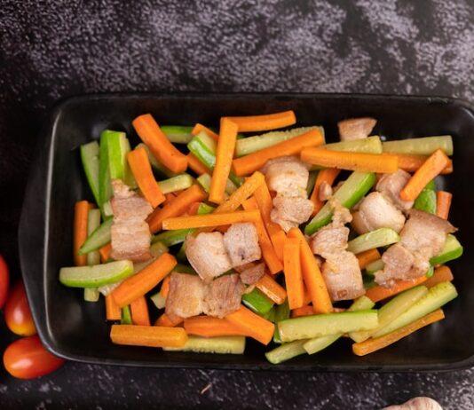 Тушеная квашеная капуста с сосисками