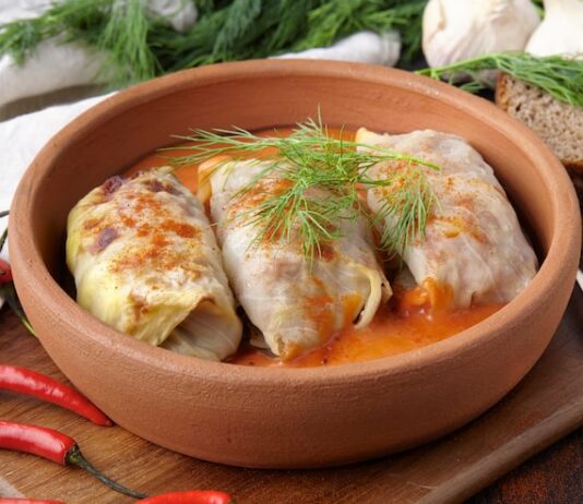 Готовим голубцы из замороженного фарша в сковороде с томатной пастой