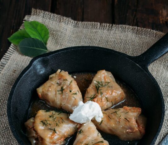 Куриная печенка в сметане с луком на сковороде