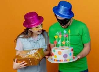 Шуточные поздравления на день рождения с прикольными подарками