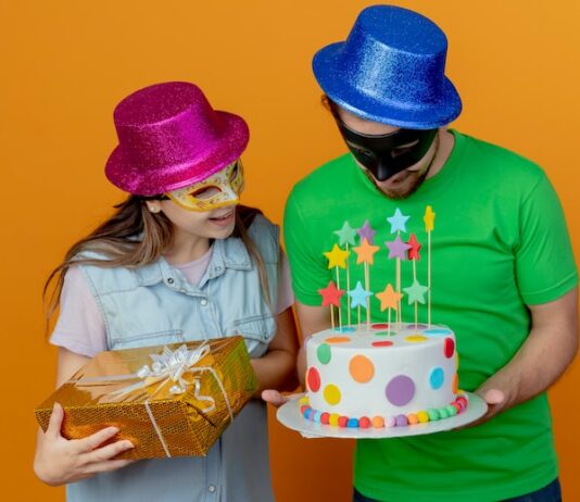 Шуточные поздравления на день рождения с прикольными подарками