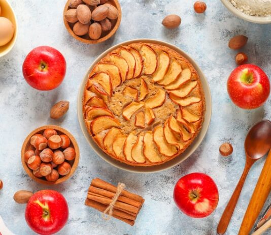 Шарлотка с яблоками в мультиварке: рецепт с пошаговыми фото