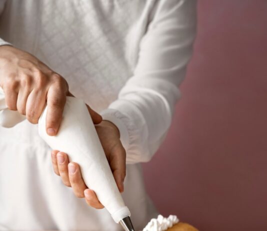 Взбитые сливки для торта: рецепт крема в домашних условиях