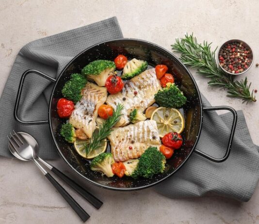 Минтай с луком и морковью на сковороде