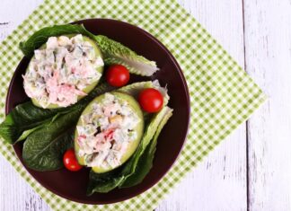 Салат черепаха с курицей, грецкими орехами и яблоками