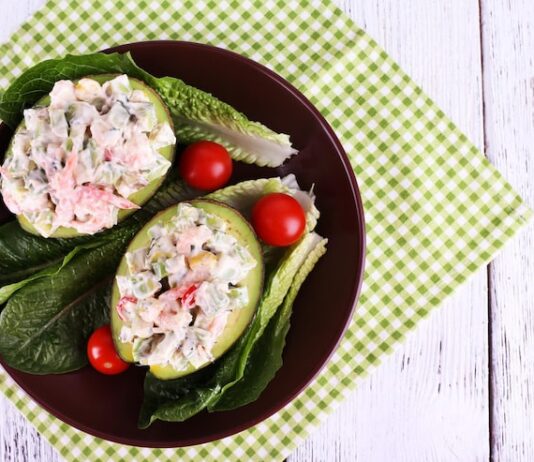 Салат черепаха с курицей, грецкими орехами и яблоками