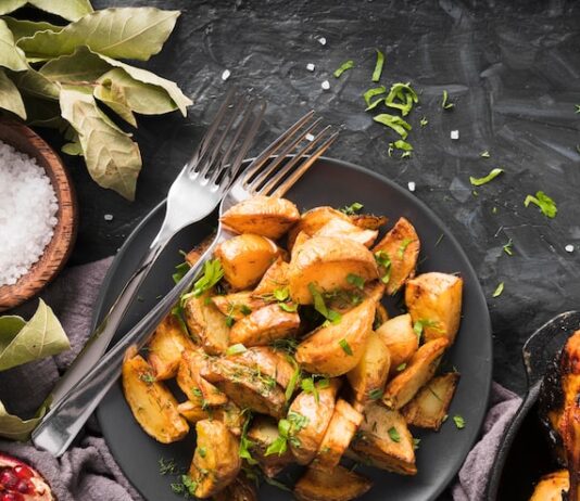 Крылышки с картошкой в духовке