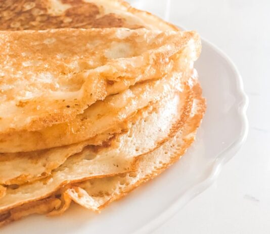 Пошаговый рецепт толстых дрожжевых блинов с дырочками на молоке