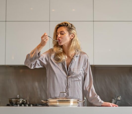 Толкование сна: женщина готовит еду во сне