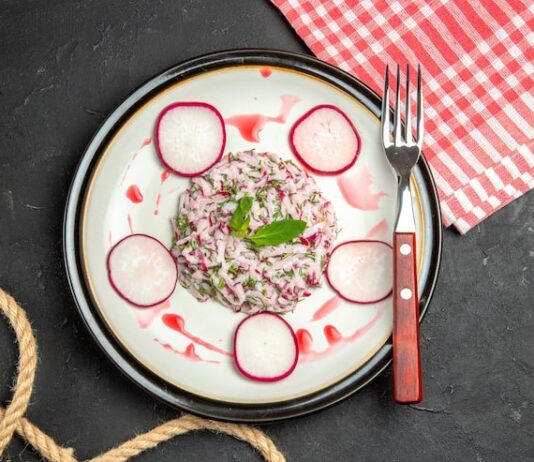 Сельдь под шубой с яблоком и яйцом