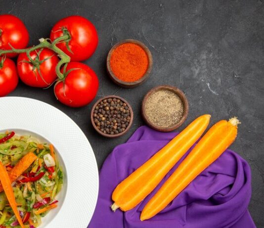 Зимний салат из лука, моркови, перца и помидоров