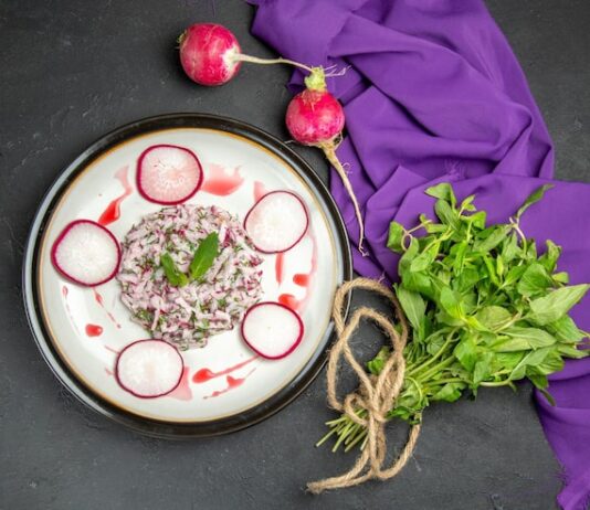 Салат из красной свеклы с вареным яйцом