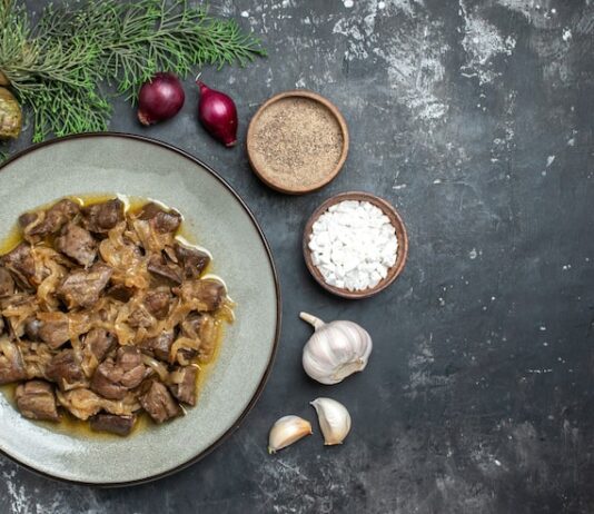 Куриная печень с луком и сливками на сковороде