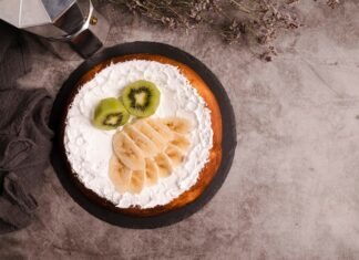 Торт из печенья без выпечки со сметаной и бананом